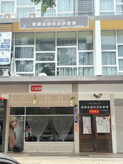 面部精细化管理：通过专业仪器的深层清洁及密集补水，修复并稳固