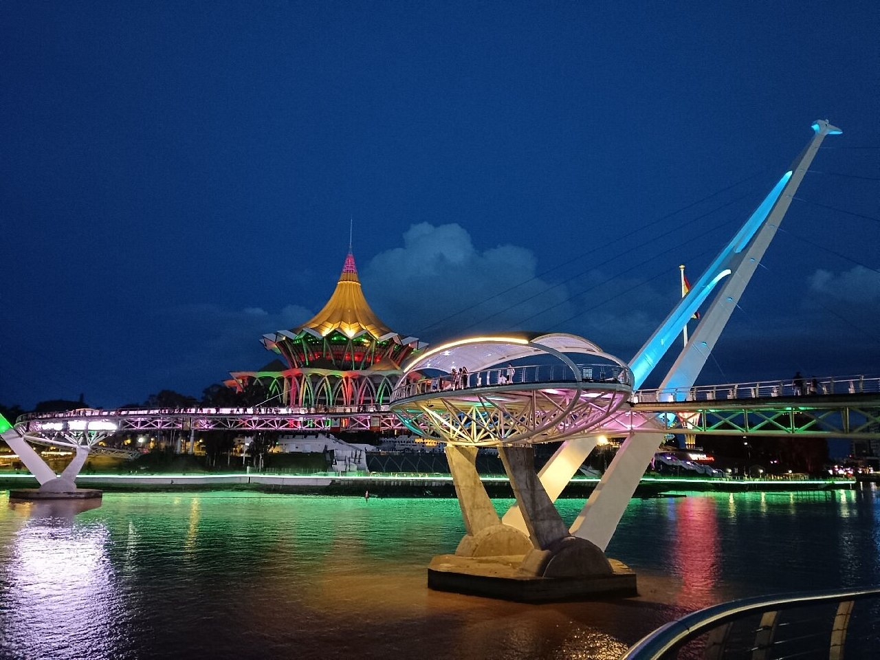 🌉 砂拉越古晋 · 达鲁哈纳黄金吊桥